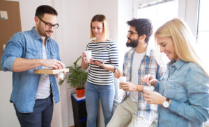 Weg met wegwerp kantoorkoffiebekers